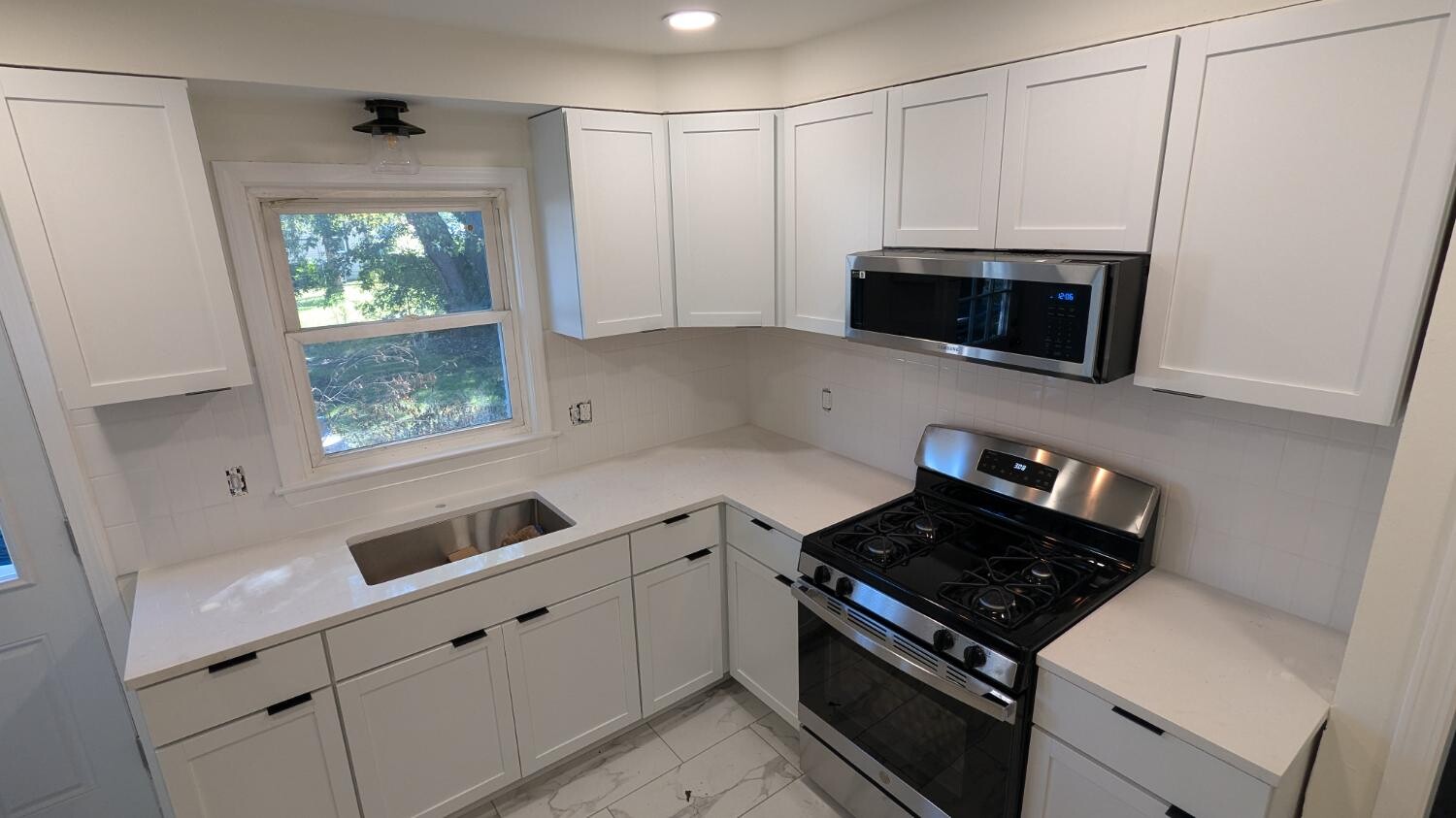 White shaker kitchen with farmhouse sink