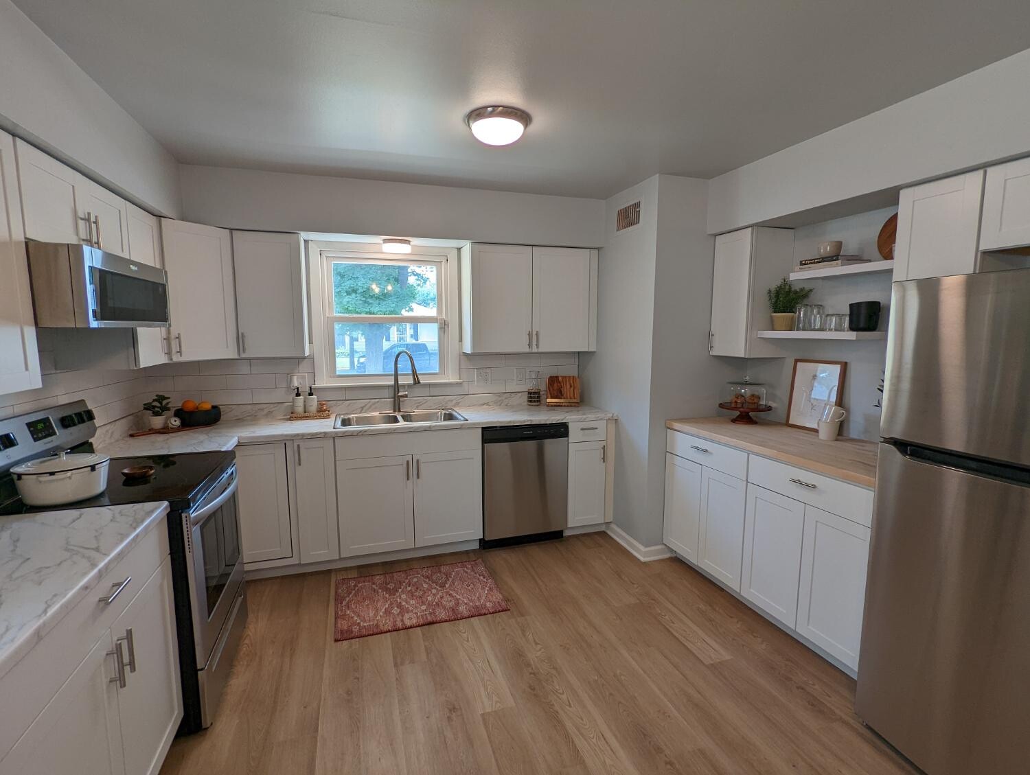 White kitchen with gold hardware and accessories